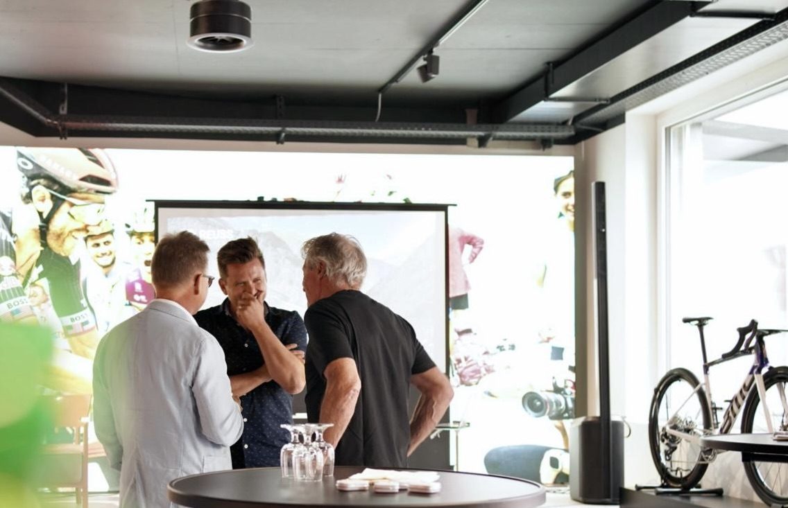 Drei Teilnehmer im Gespräch am Rande des Roundtables