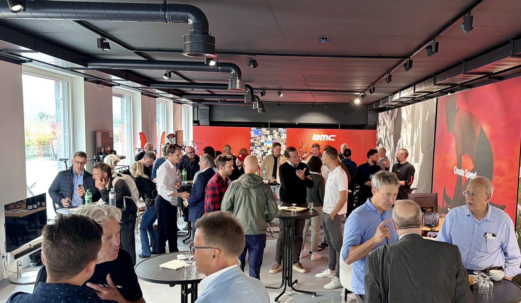 Gäste im Austausch am ersten Reuss Collective Roundtable im BMC Alpine Showroom in Andermatt